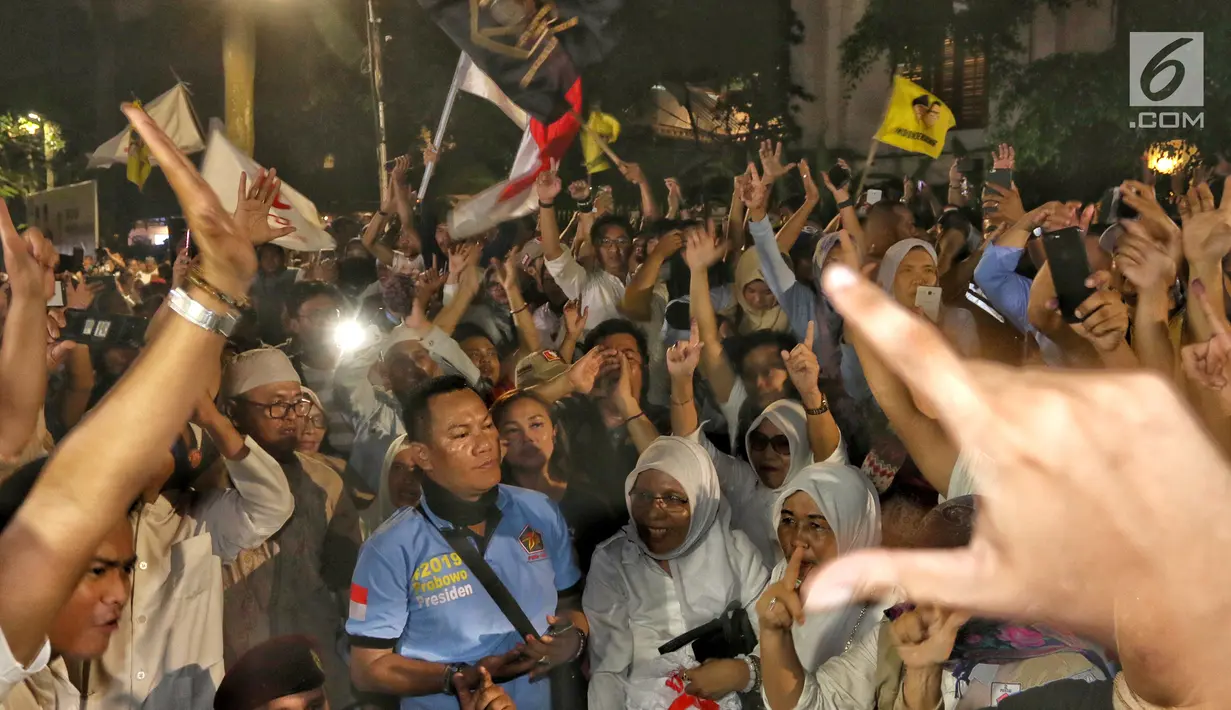 Pendukung Calon Presiden no urut 02 Prabowo Subianto bersorak di depan Rumah Kertanegara, Jakarta, Rabu (17/4). Pada pidatonya Prabowo tegas dan yakin sudah menjadi pemimpin bangsa Indonesia berdasarkan hasil real count BPN. (Liputan6.com/Johan Tallo)