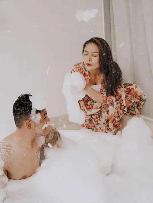 Siti Badriah pun terlihat asyik memainkan busa tersebut sembari meniupnya ke arah tubuh sang suami. (Liputan6.com/IG/@sitibadriahh)