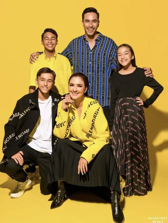 Gaya kompak bersama keluarga bisa kamu tonjolkan lewat variasi warna yang seimbang seperti keluarga Darius yang mengusung tema cerah dengan pilihan warna hitam, kuning, dan biru. (Instagram/riomotret).