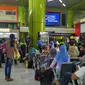Banyaknya jumlah calon penumpang membuat bangku di ruang tunggu yang disediakan pihak Stasiun Gambir tidak dapat menampung. (Liputan6.com/Ika Defianti)