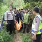 Kakek berjenggot yang tertelungkup di makam keramat itu diperkirakan sudah 1-2 hari meninggal saat ditemukan. (Liputan6.com/Fajar Eko Nugroho)