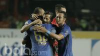 Pelatih Persib, Djajang Nurjaman, dipeluk para pemain setelah berhasil menang atas Persiba pada laga lanjutan liga 1 Indonesia di Stadion GBLA, Bandung, Minggu (11/6/2017). Persib menang 1-0. (Bola.com/M Iqbal Ichsan)