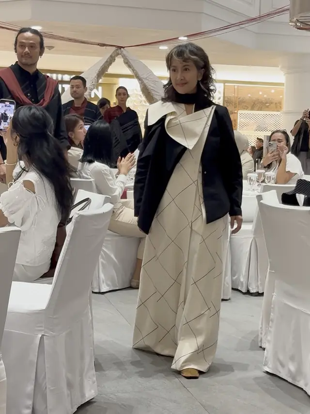 Widi Mulia kenakan koleksi terbaru SukkhaCitta. [Anisha/Saktian]