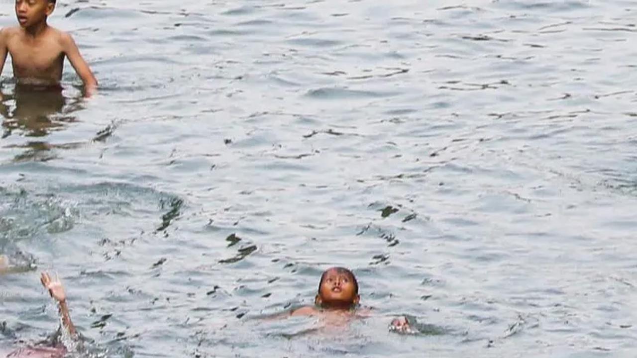 Kondisi dimanfaatkan oleh anak-anak setempat sebagai tempat bermain dan berenang di aliran sungai Ciliwung di kawasan tersebut.