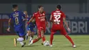 Bek Persija Jakarta, Tony Sucipto (tengah) berusaha melewati pemain PSIS Semarang dalam laga pekan kedua BRI Liga 1 2021/2022 di Indomilk Arena, Tangerang, Minggu (12/9/2021). (Foto: Bola.Com/M. Iqbal Ichsan)