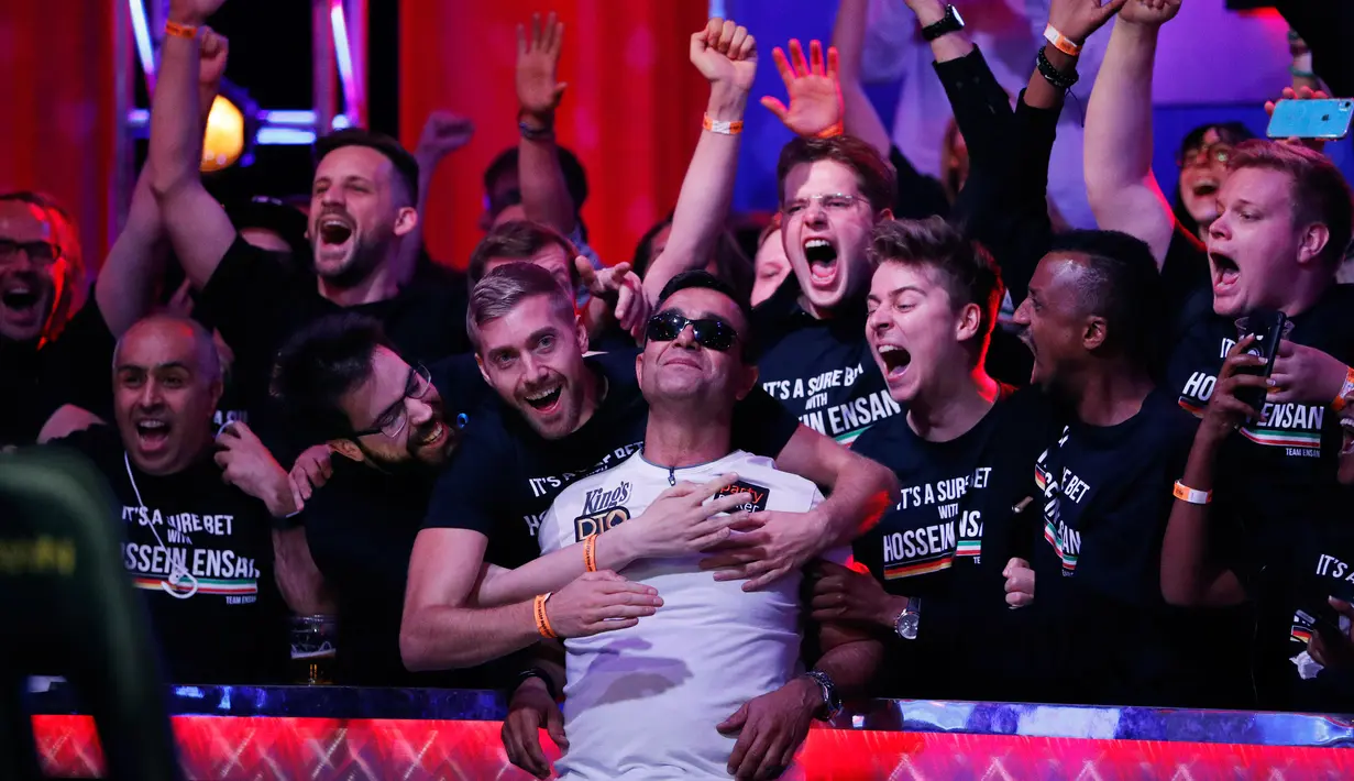 Pemain poker Hossein Ensan (tengah) merayakan kemenangannya bersama pendukung setelah mengalahkan Dario Sammartino dalam final World Series of Poker di Las Vegas, Amerika Serikat, Rabu (17/7/2019). Ensan mengalahkan 8.568 peserta untuk memenangkan World Series of Poker. (AP Photo/John Locher)
