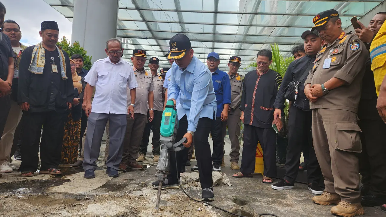 Wali Kota Depok Supian Suri Cek Saluran Air di Jalan Raya Margonda