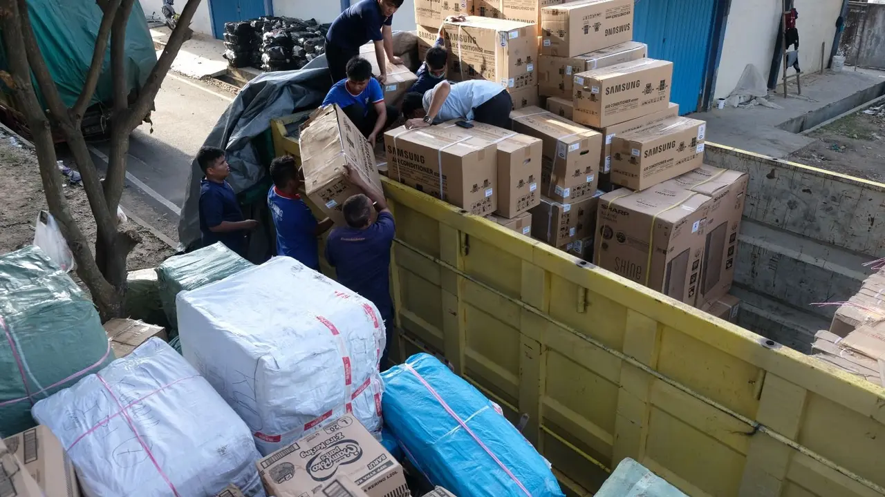 Bea dan Cukai berhasil mengamankan 5 truk yang berisi barang impor bekas di Pelabuhan Roro Telaga Punggur, pada Senin  (6/3/2023). (Dok Bea Cukai)