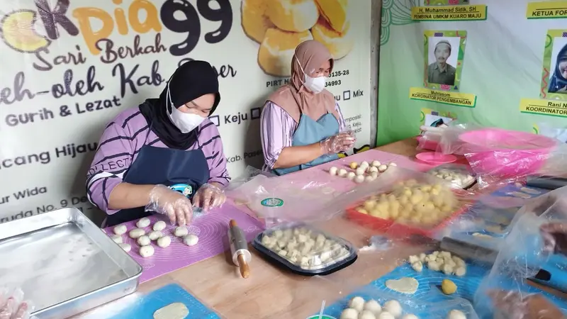 Proses pembuatan Bakpia Sari Berkah 99 Desa Klempang Sari, Kecamatan Kuaro, Kabupaten Paser, Kalimantan Timur.