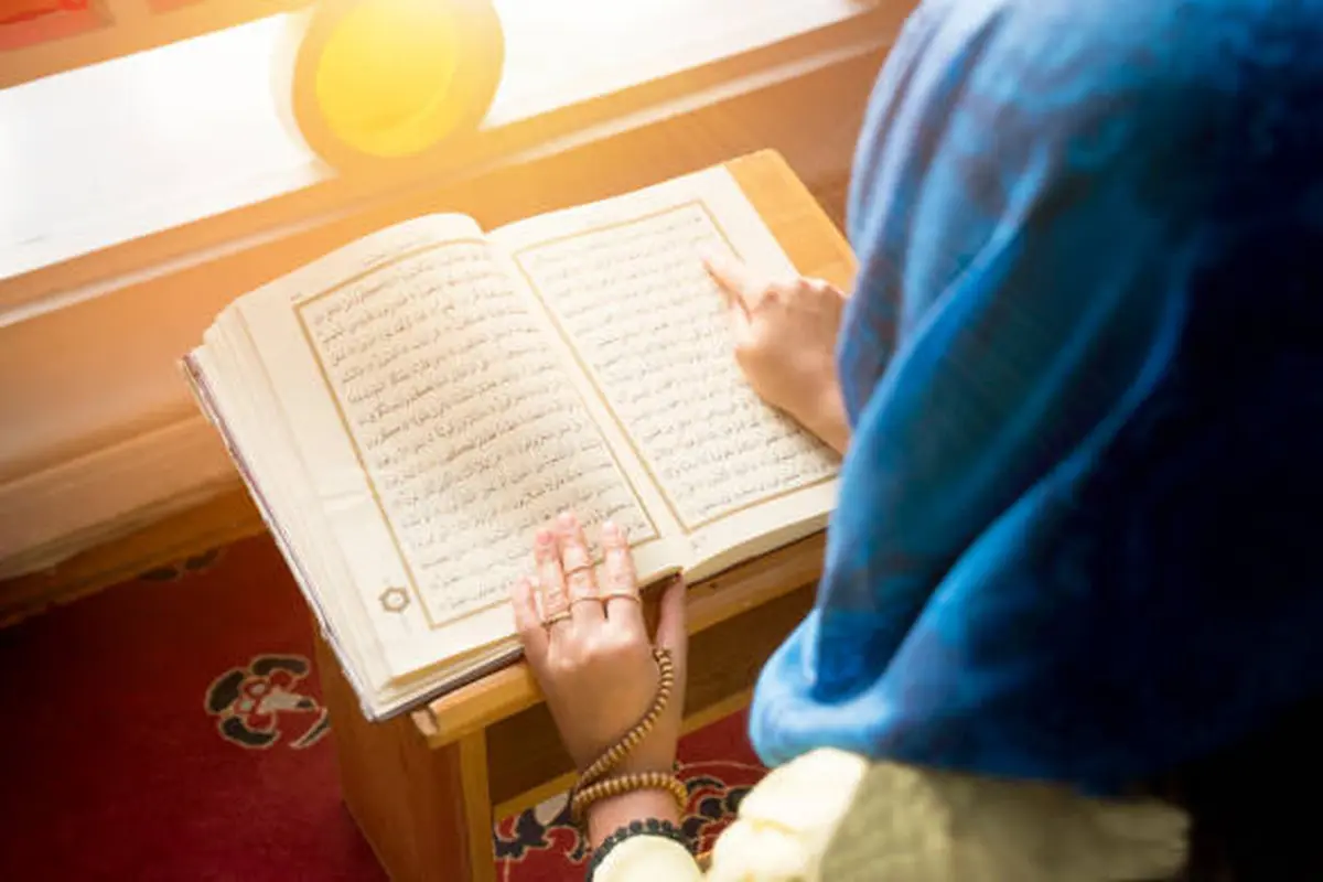 Ilustrasi membaca Surat Yasin (istockphoto)