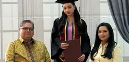Pesona Anggun Putri Airlangga Hartanto dan Yanti Airlangga saat wisuda. [@yanti.airlangga]