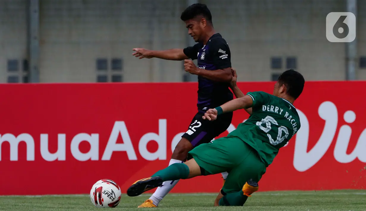 Pemain PS Sleman, Derry Rachman Noor berusaha menghalau bola yang dibawa pemain Persik Kediri, Ibrahim Sanjaya dalam pertandingan Babak Penyisihan Grup C Piala Menpora 2021 di Stadion Si Jalak Harupat, Bandung, Kamis (1/4/2021). PSS Sleman menang 1-0 atas Persik Kediri. (Bola.com/Ikhwan Yanuar)