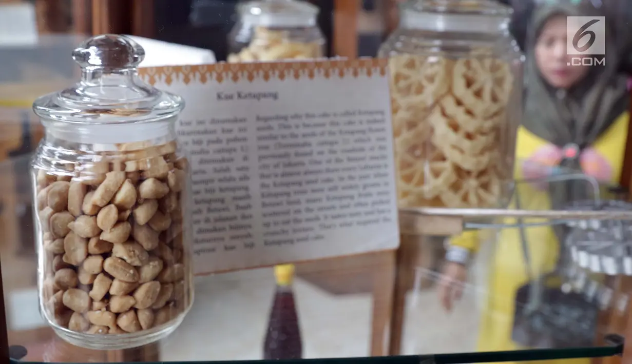 Pengunjung melihat makanan khas Betawi di salah satu sudut Museum Betawi, kawasan Setu Babakan, Jakarta, Minggu (23/6/2019). Dalam rangka perayaan HUT ke-492 Jakarta beragam acara kebudayaan khas betawi digelar di kawasan Setu Babakan, Jakarta. (Liputan6.com/Helmi Fithriansyah)