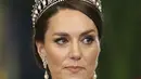 Putri Wales, Kate Middleton dari Inggris berbincang dengan Presiden Afrika Selatan, Cyril Ramaphosa di Istana Buckingham, London, Inggris pada 22 November 2022. Mahkota tersebut dihiasi dengan 38 mutiara berbentuk tetesan air mata yang digantung di bawah lengkungan. Aksesoris ini bak menjadi ‘topi’ baja yang menakjubkan setelah sempat dikenakan oleh Kate beberapa kali. (Chris Jackson/Pool via AP)