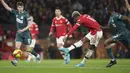 Marcus Rashford memperoleh dua peluang untuk menambah gol bagi Manchester United. Sayang, golnya di menit ke-31 dianulir karena offside dan aksinya di menit ke-41 masih teralu mudah diantisipasi Joe Lumley. Skor 1-0 bertahan hingga babak pertama usai. (AP/Jon Super)