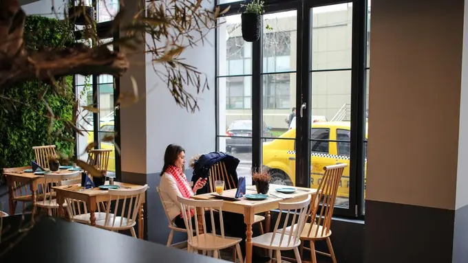 Aku Izinkan Kamu Berteman dengan Mantan, tapi Harus Tahu Batasan