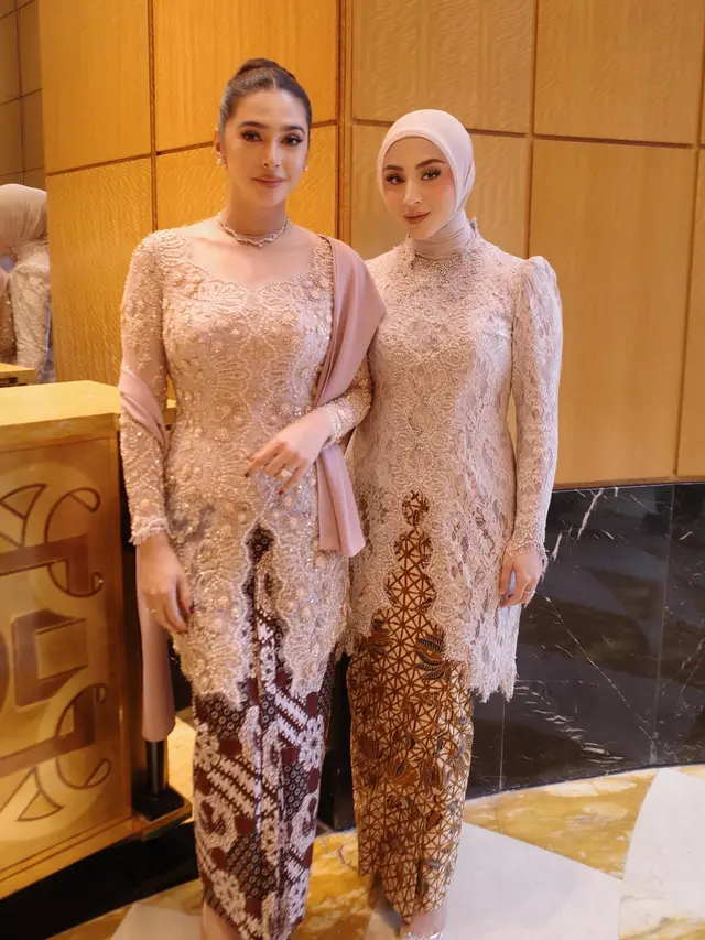 Kompak Bak Kakak Adik, Gaya Nabila Syakieb dan Sang Adik Ipar Margin Wieheerm Berkebaya Blush Pink di Pernikahan Tengku Nadira