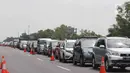 <p>Sejumlah kendaraan pemudik terjebak kemacetan ketika hendak memasuki Gerbang Tol Cikampek Utama, Jawa Barat, Sabtu (30/4/2022). Pada H-2 Lebaran ini, sejumlah rekayasa lalu lintas masih diberlakukan di ruas tol trans jawa baik sistem contraflow hingga one way guna mengatasi kepadatan lalulintas. (Liputan6.com/Herman Zakharia)</p>