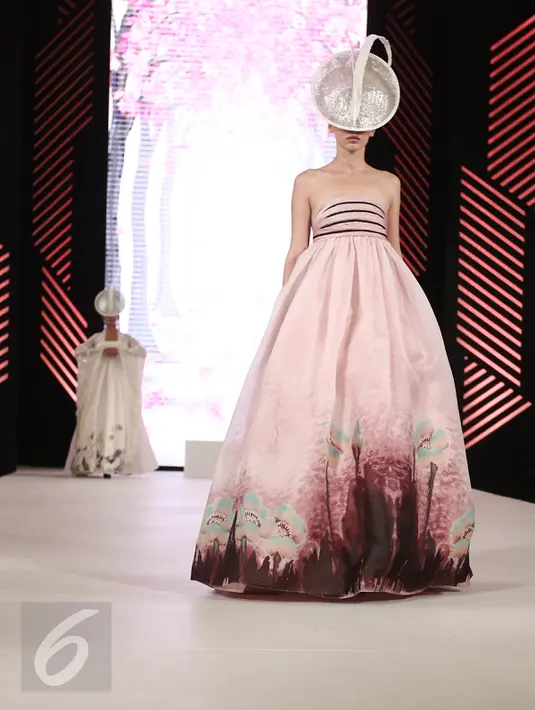 Model berjalan di catwalk saat memperagakan busana rancangan Denny Wirawan dalam acara Senayan City Fashion Nation ke-11, Jakarta, Jumat (7/4). (Liputan6.com/Herman Zakharia)
