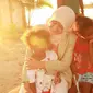 Erina Gudono bersama anak-anak Kampung Amyas, Papua. (Instagram.com/erinagudono)