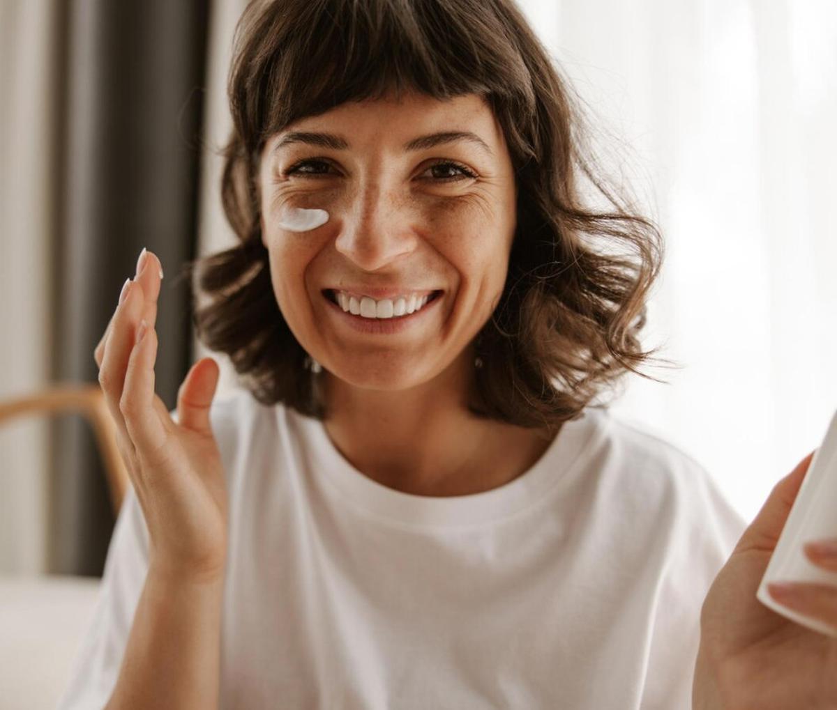 Tips Mencegah Penuaan Dini dengan Rutin Menggunakan Sunscreen