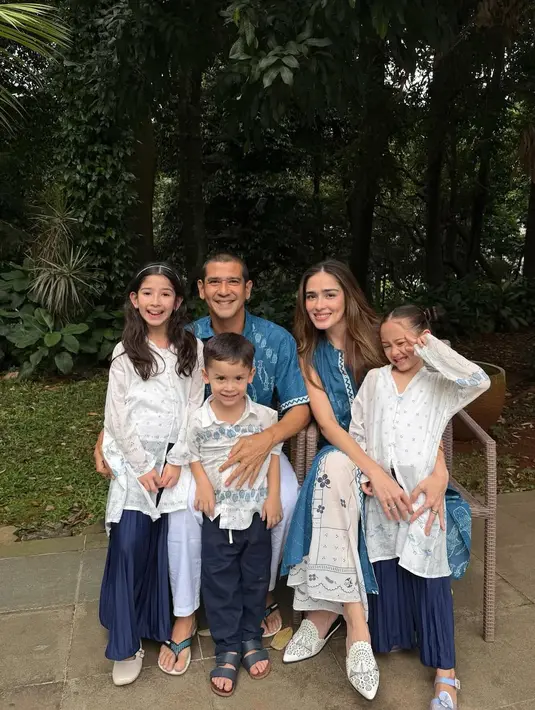 Yasmin Wildblood pilih tampil kembar dengan suami dengan sleeveless tunik berwarna biru. Dipadu dengan celana putih yang senada dengan outfit anak-anak [@yaswildblood]