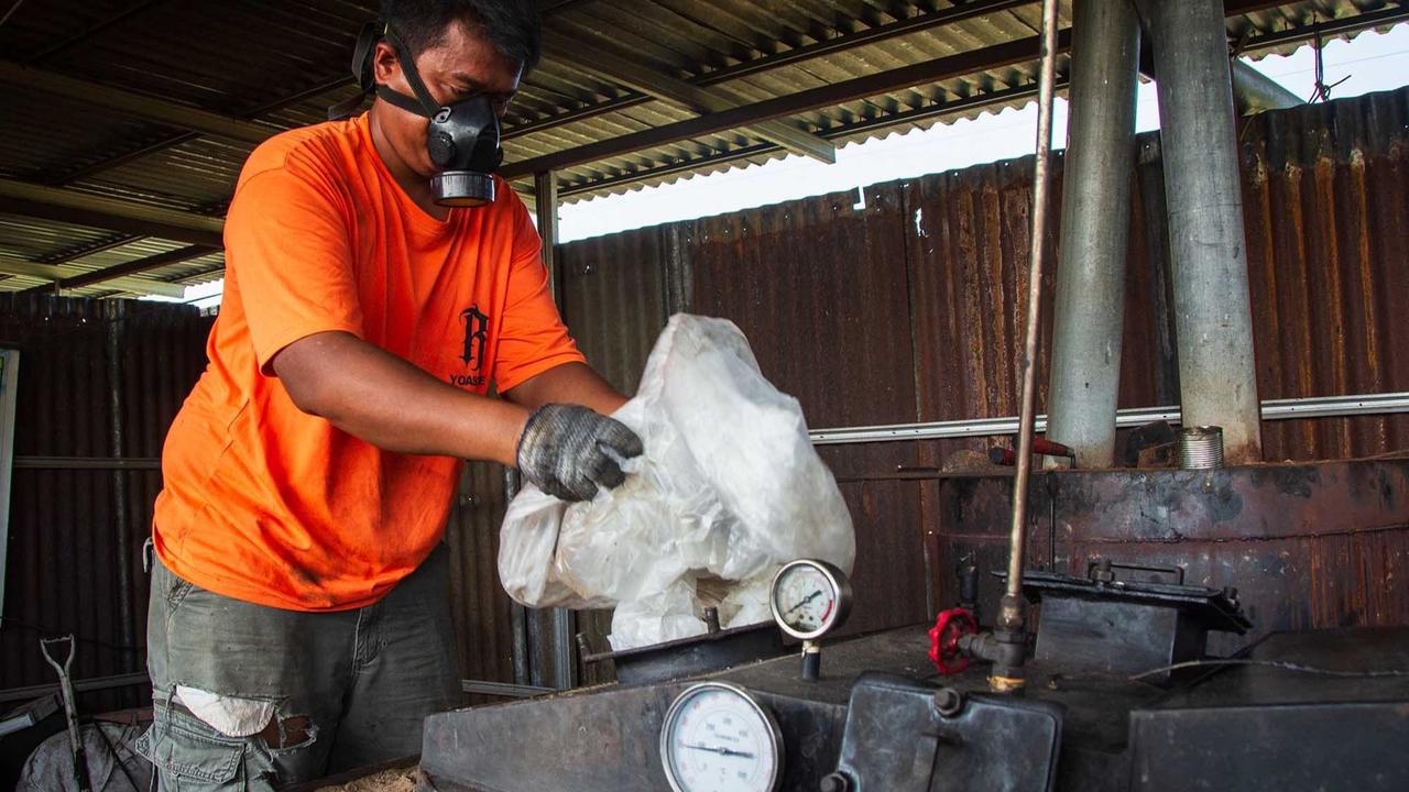 FOTO: Dari Sampah Plastik Mengalir Solar Ramah Lingkungan