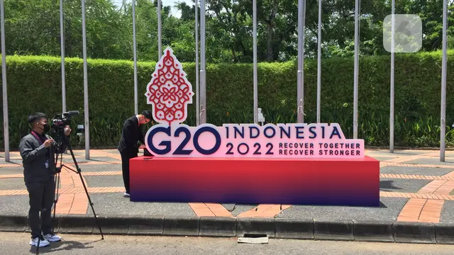 Jalanan menuju dan di dalam wilayah Nusa Dua semakin terpantau diperketat. Biasanya, para awak media bisa masuk ke area menggunakan bus atau shuttle menuju lokasi peliputan (Liputan6.com/Teddy Tri Setio Berty)