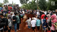 Proses penguburan massal korban kecelakaan bus Tanjakan Emen Subang di TPU Legoso Ciputat, Tangerang Selatan, Banten, Minggu (11/2). Sopir bus maut masih menjalani pemeriksaan intensif.  (Liputan6.com/JohanTallo)
