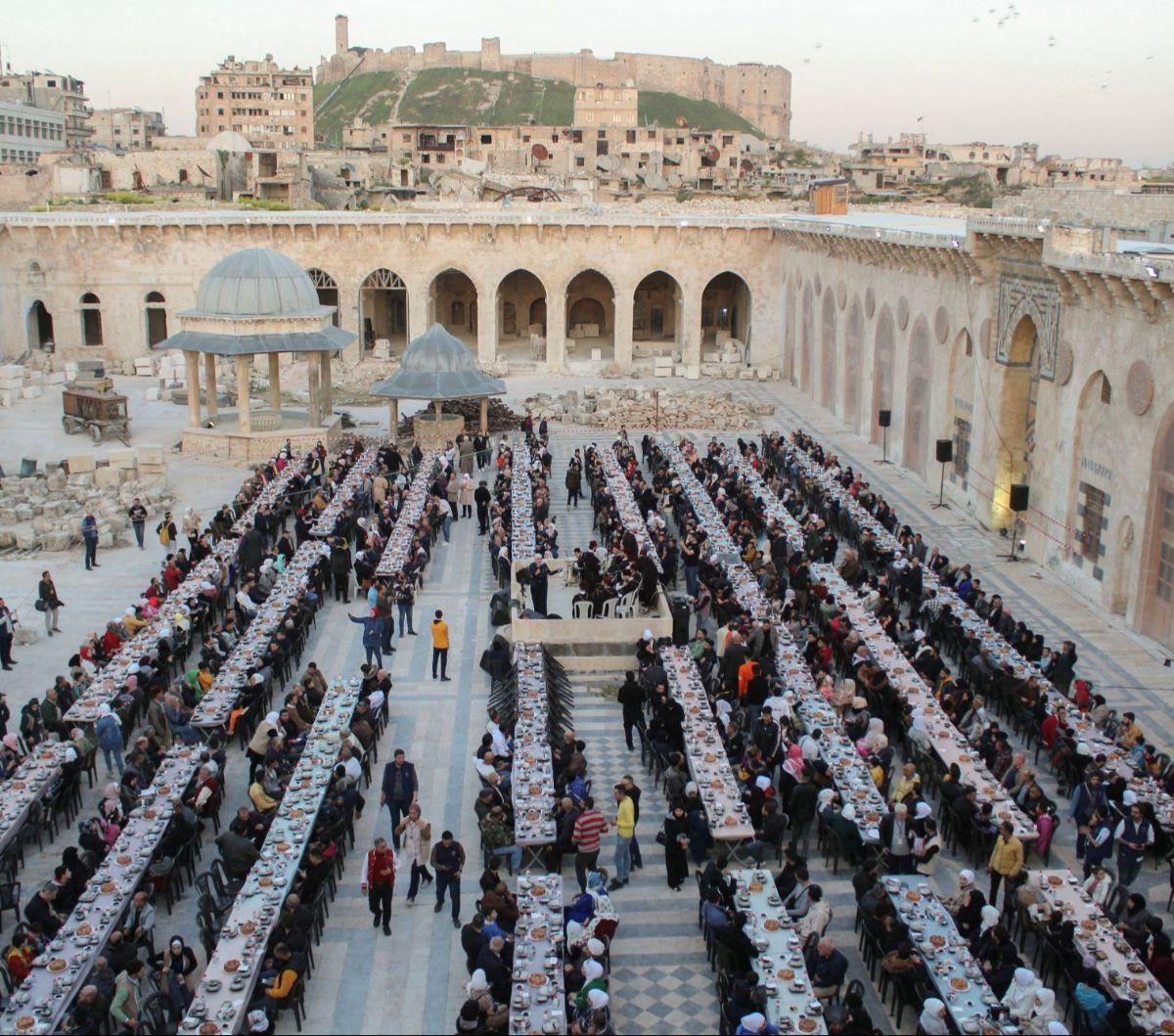 Acara buka puasa bersama berlangsung di Masjid Umayyah, Aleppo, Suriah, yang baru selesai direnovasi, pada Sabtu (31/3/2024).&nbsp;Lebih dari 1.200 orang menghadiri buka puasa bersama yang diadakan badan amal setempat. REUTERS/Firas Makdesi