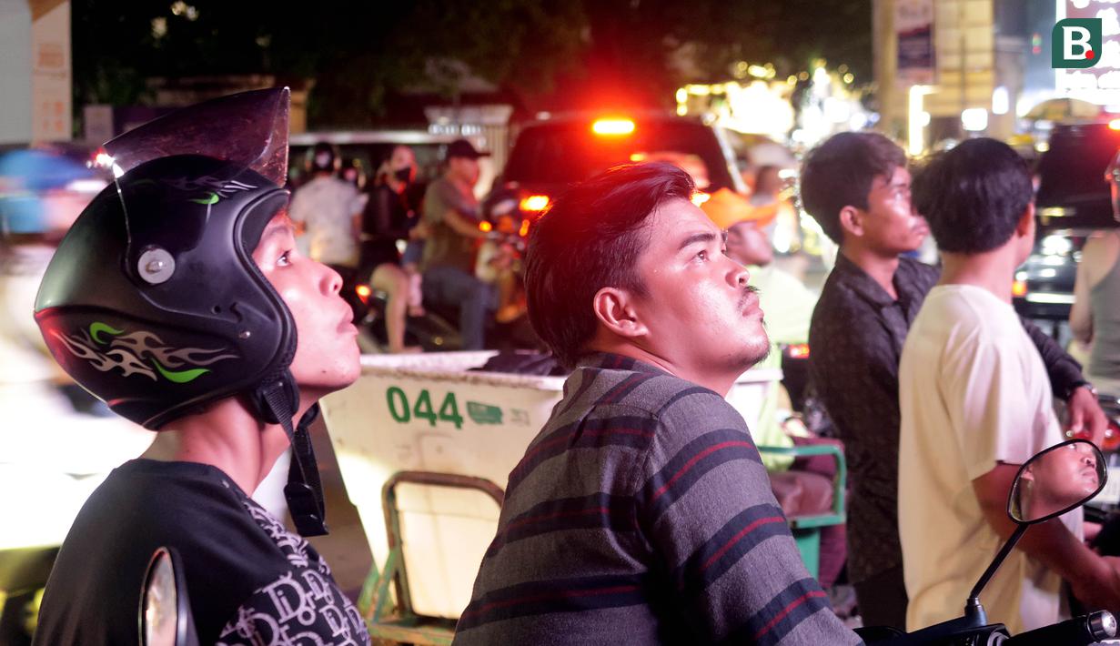 Ekspresi kekecewaan fans Timnas Kamboja U-22 yang menyaksikan pertandingan dari luar Olympic Stadium setelah tim kesayangannya dikalahkan Myanmar 0-2 dalam pertandingan ketiga Grup A SEA Games 2023, Minggu (7/5/2023). (Bola.com/Gregah Nurikhsani)