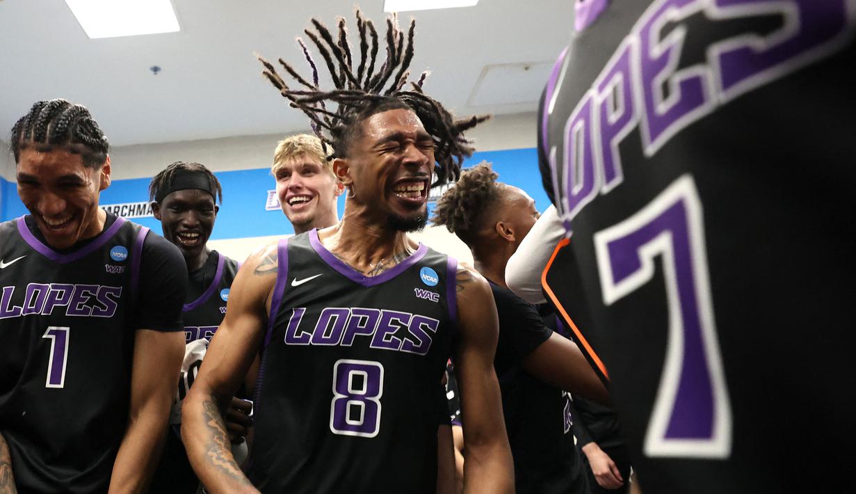 Pebasket Indonesia, Derrick Michael (kiri) bersama Collin Moore (tengah) dan skuad Grand Canyon Antelopes merayakan kemenangan di ruang ganti setelah mengalahkan Saint Mary pada putaran pertama Divisi I NCAA yang berlangsung di Spokane Veterans Memorial Arena, Washington, Amerika, Minggu (23/03/2024) WIB. (AFP/Getty Images/Steph Chambers)