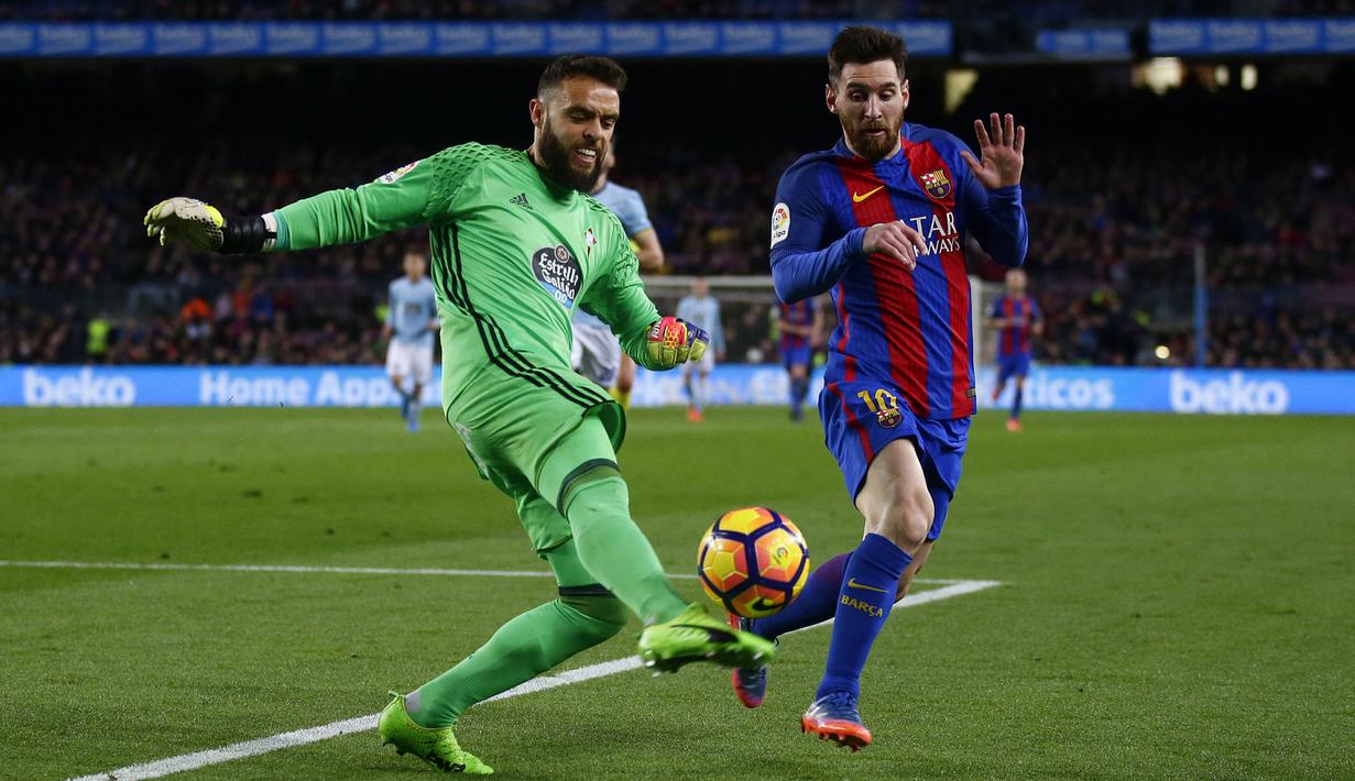 Lionel Messi berusaha menghadang sepakan kiper Celta Vigo, Sergio Alvarez pada lanjutan La Liga Spanyol di Camp Nou, Barcelona, (4/3/2017).  (AP/Manu Fernandez)