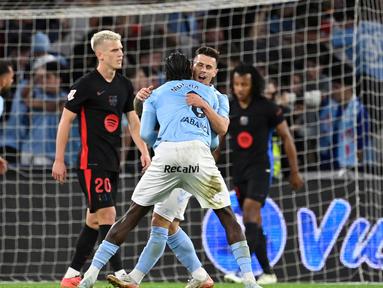 Para pemain Celta Vigo merayakan gol kedua mereka selama pertandingan sepak bola Liga Spanyol melawan FC Barcelona di stadion Balaidos, Vigo pada Sabtu 23 November 2024 waktu setempat atau Minggu 24 November 2024 dini hari Waktu Indonesia Barat. (MIGUEL RIOPA/AFP)