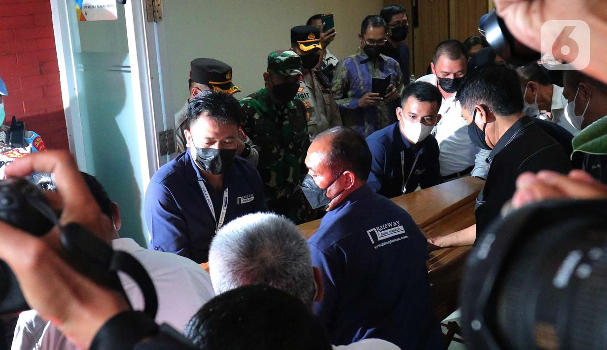 Petugas memasukan peti mati jenazah Emmeril Kahn Mumtadz atau Eril ke dalam ambulan di Bandara Soekarno-Hatta, Minggu (12/6/2022). Ridwan Kamil langsung membawa jenazah Eril menuju Bandung Jawa Barat untuk di makamkan. (Liputan6.com/Angga Yuniar)