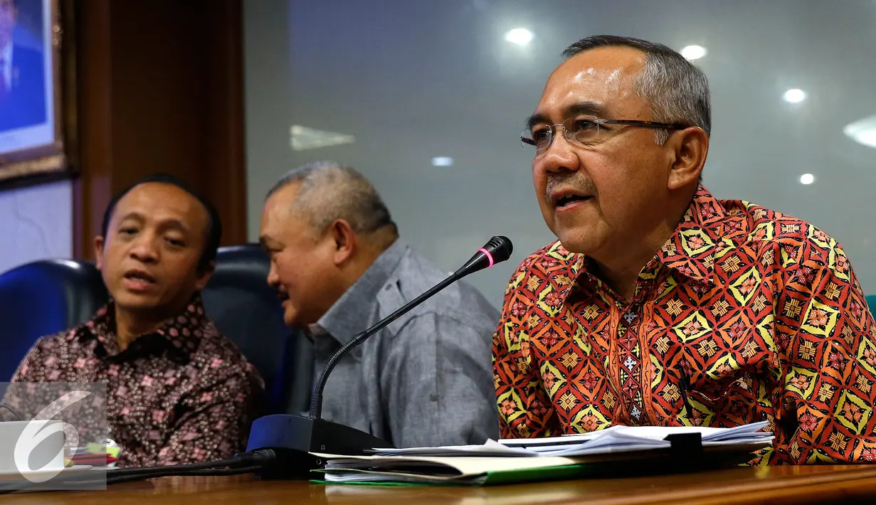  Plt Gubernur Riau, Arsyadjuliandi Rachman saat konfrensi pers saat rapat koordinasi di Kementerian LHK, Jakarta, Sabtu (5/9/2015). Kementerian LHK menggelar rapat koordinasi bersama TNI, Polri dan Pemda setempat. (Liputan6.com/Yoppy Renato)