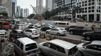 Suasana kepadatan arus lalu lintas di kawasan Jalan Sudirman, Jakarta, Rabu (6/4/2016).Rencana ini dilakukan untuk mengurangi kemacetan di Jakarta. (Liputan6.com/Faizal Fanani)