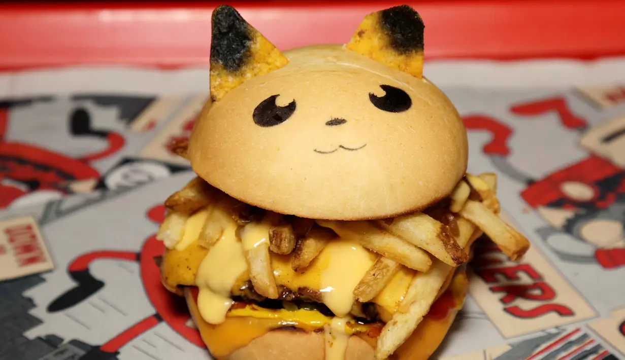 Sebuah burger 'Pokeburg' dengan nama 'Pikachu' yang terinspirasi dari karakter game fenomena Pokemon Go diperlihatkan di restoran Down N 'Out Burger, Sydney, Australia, (26/8). (REUTERS/Jason Reed)