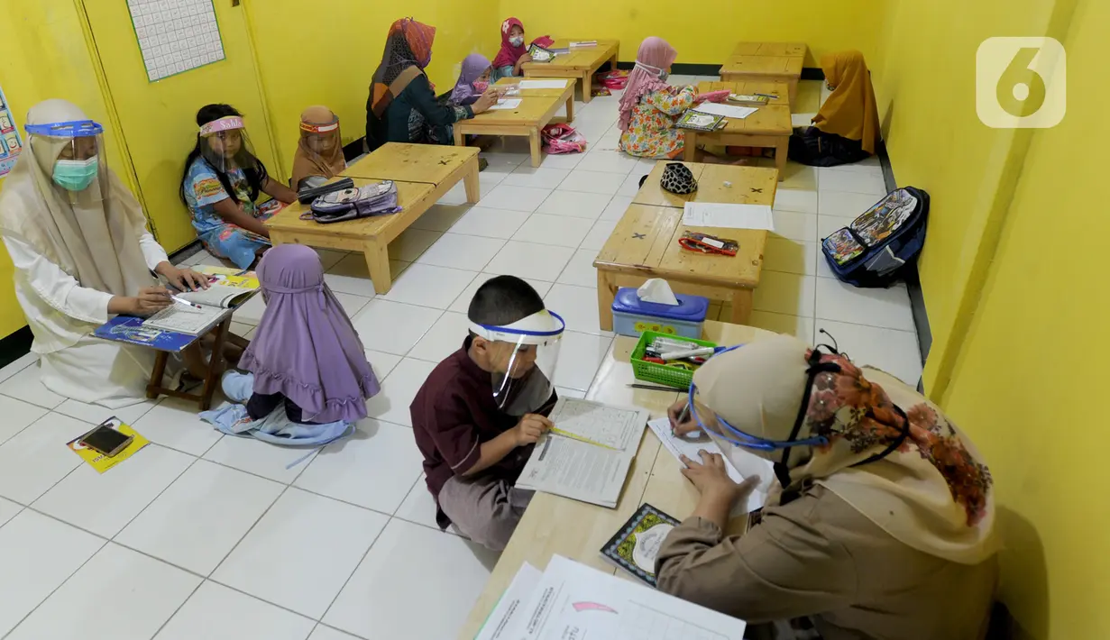 Suasana kegiatan belajar di Taman Pendidikan Al-Qur'an (TPA) Al-Muthmainnah Cinere, Depok, Rabu (1/7/2020). Proses belajar mengajar dilakukan dengan protokol kesehatan dimana murid diwajibkan menggunakan masker atau face shield. (merdeka.com/Arie Basuki)