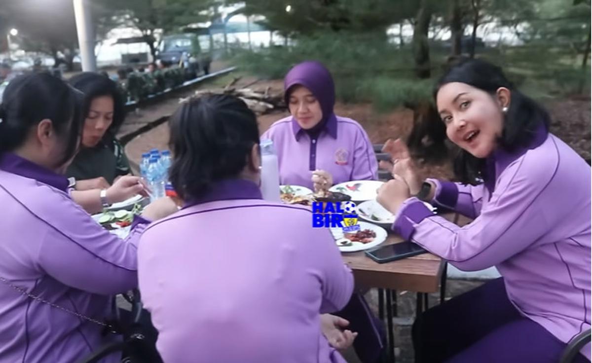 Seru Momen Letjen TNI Kunto & Istri Santap Sambal Khas Marinir di Pulau Nipa Perbatasan SingapuraSeru Momen Letjen TNI Kunto & Istri Santap Sambal Khas Marinir di Pulau Nipa Perbatasan Singapura