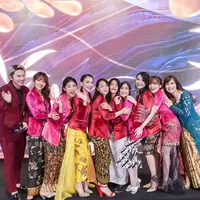 Meski sudah lama debut dan harus bubar, mereka tetap tampak kompak mengenakan kebaya bahan bludru warna merah dan pink. Dengan bawahan kain lilit corak batik. Dok. @Cherly7uno