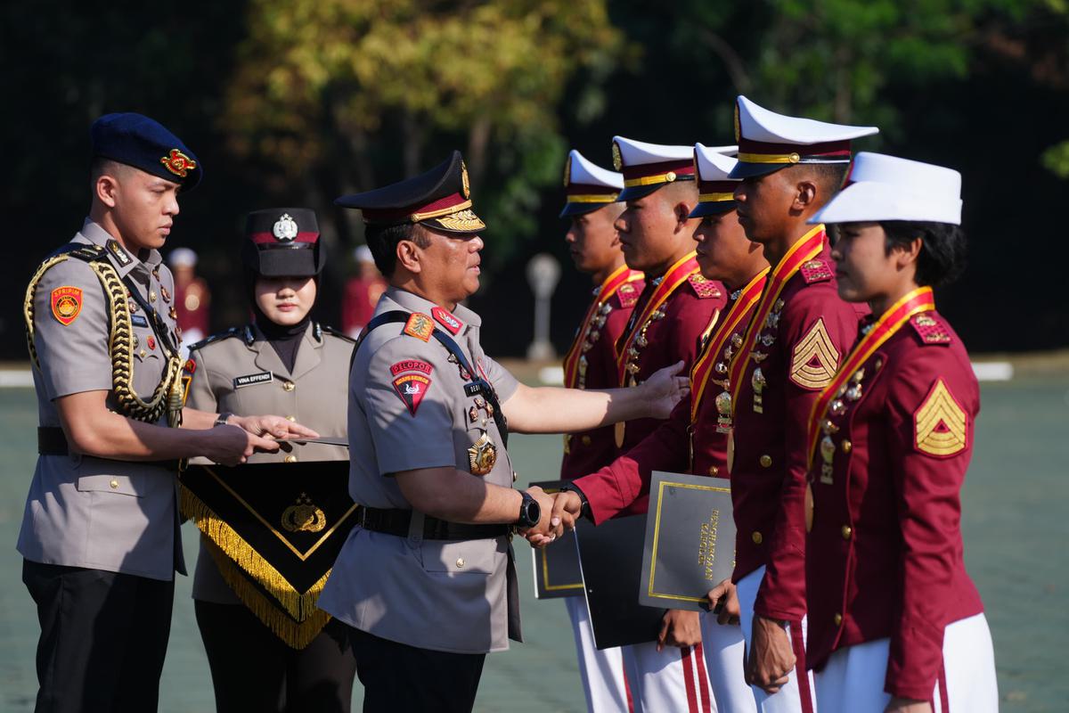 Wakapolri Komjen Dedi Prasetyo pimpin Upacara Penutupan Pendidikan Polri di Lapangan Bhayangkara, Akademi Kepolisian, Semarang, Jumat (10/7).