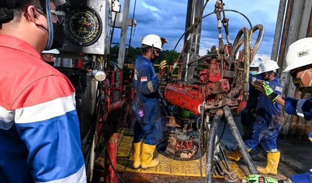 MNK merupakan minyak dan gas bumi yang diusahakan dari reservoir tempat terbentuknya minyak dan gas bumi dengan permeabilitas yang rendah ( low permeability).