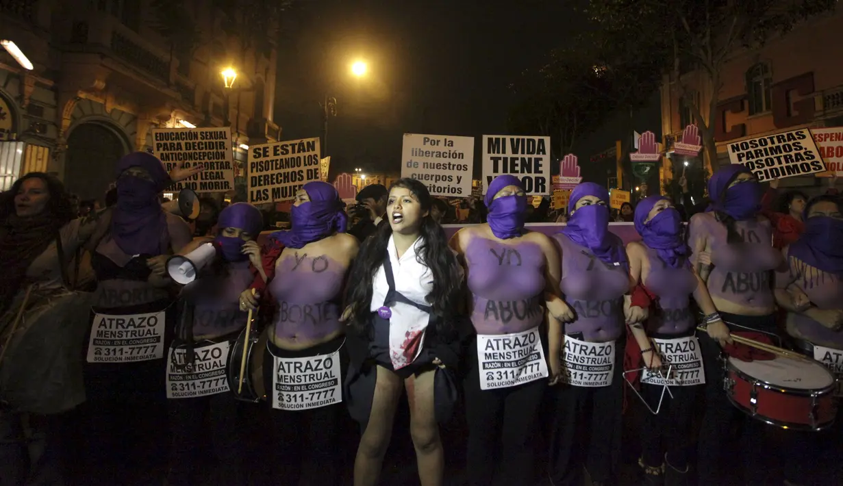 Sejumlah aktivis pro-aborsi melakukan aksi protes dengan melepas pakaian mereka di pusat kota Lima, Peru, (12/8/2015). Mereka menuntut pemerintah peru untuk mengubah Undang Undang Aborsi dalam kasus pemerkosaan. (REUTERS/Guadalupe Pardo)