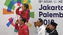 Presiden Joko Widodo bersama Ketua Umum IPSI Prabowo Subianto, Menteri PANRB Syafruddin, dan atlet pencak silat peraih medali melakukan hormat usai pengalungan medali Asian Games 2018 di Jakarta Jakarta, Rabu (29/8). (Merdeka.com/Imam Buhori)