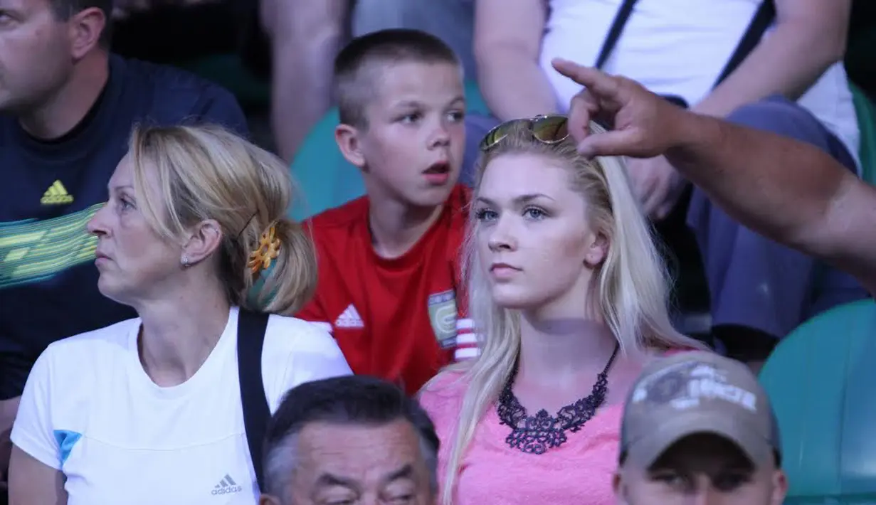 Wanita cantik berambut pirang ini tengah serius menyaksikan pertandingan