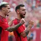 Pemain Manchester United Bruno Fernandes merayakan golnya bersama Antony dalam pertandingan pramusim melawan Arsenal di&nbsp;MetLife Stadium, New Jersey, Amerika Serikat, Minggu (23/7/2023). (Al Bello/Getty Images/AFPAL BELLO)