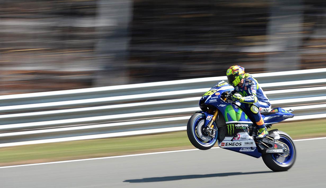 Gaya Valentino Rossi Saat Jumping Wheelie Foto Bolacom