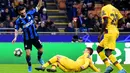 Striker Inter Milan, Matteo Politano, berebut bola dengan bek Barcelona, Clement Lenglet, pada laga Liga Champions di Stadion San Siro, Milan, Selasa (10/12). Inter kalah 1-2 dari Barcelona. (AFP/Miguel Medina)