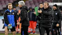 Pelatih Atalanta Gian Piero Gasperini dan official tim merayakan kemenangan usai kalahkan Napoli pada laga perempat final Coppa Italia di San Paolo stadium, Naples, (2/1/2018). Napoli kalah dari Atalanta 1-2. (Ciro Fusco/ANSA via AP)